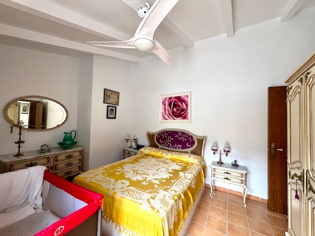 Guest bedroom with ceiling fan