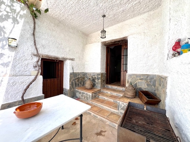 Independent entrance to La Cueva